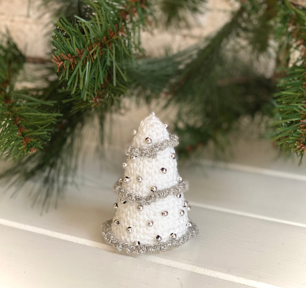 Amigurumi Beyaz Gümüş Boncuklu Yılbaşı Ağacı