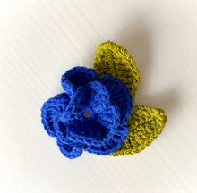 Görseli Galeri görüntüleyiciye yükleyin, Saks Mavi Çiçek Yaka İğnesi
